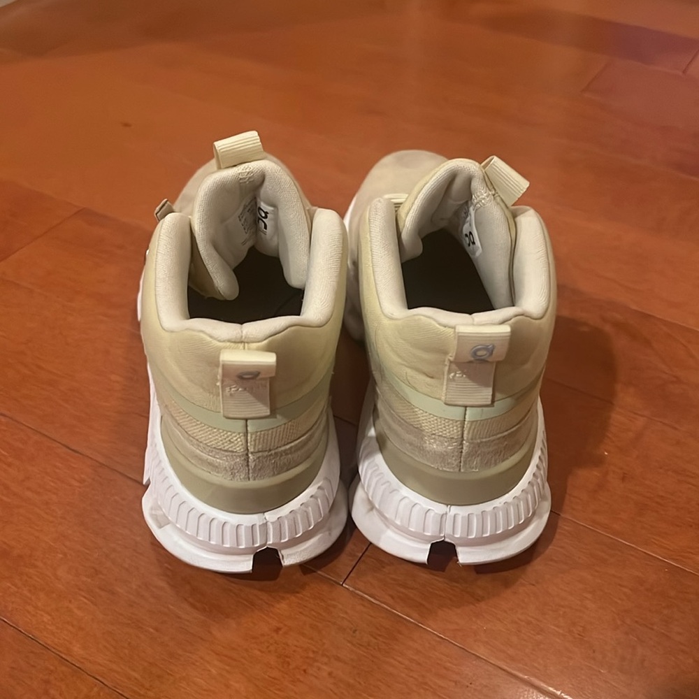 On Running Women’s Shoes - Picture 4 of 5